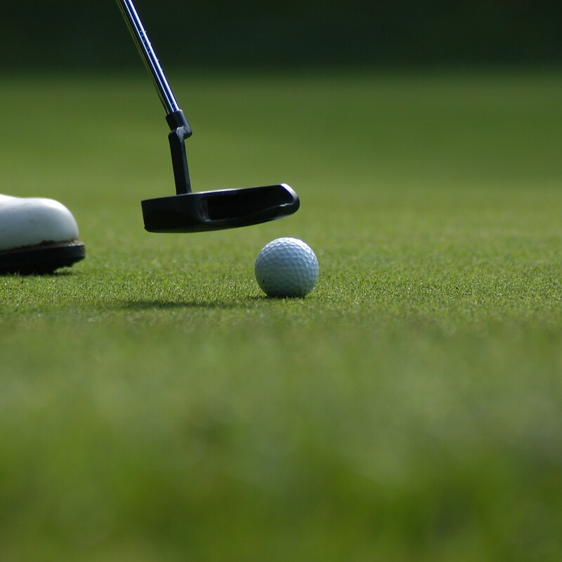 Golf mit Bergpanorama
